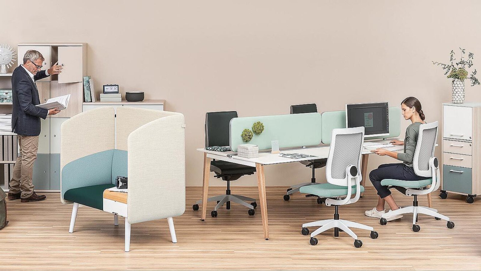 Efekt domina: co dzieje się z Twoim kręgosłupem, gdy biurko i fotel nie współgrają?