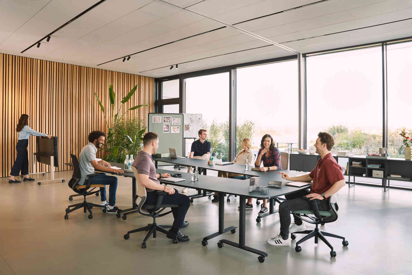 Małe biuro, wielkie możliwości: jak biurka składane i wysokie zmieniają ciasne wnętrza w strefy sukcesu