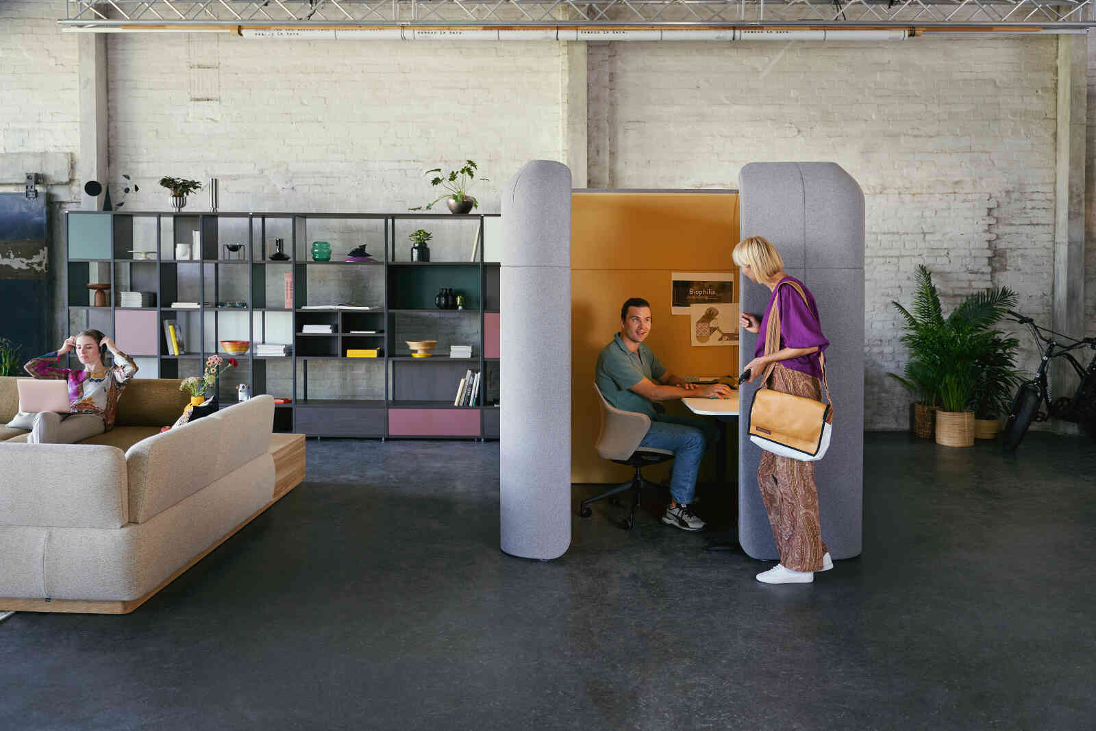 Open space czy pokoje indywidualne? Jak dobrać meble biurowe, by praca przestała męczyć