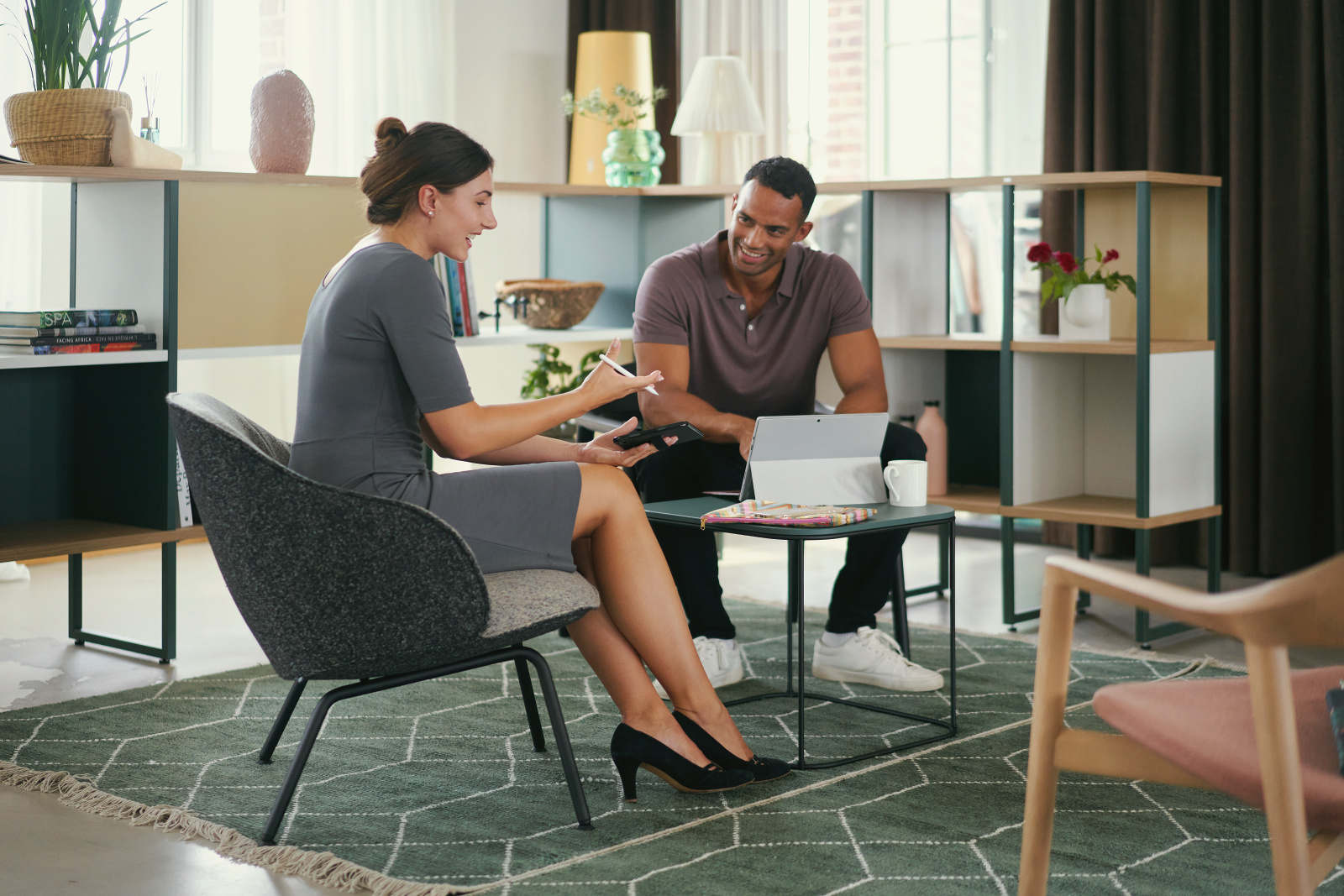Sofy i fotele typu lounge - komfortowa strefa Soft Seating w Twoim biurze